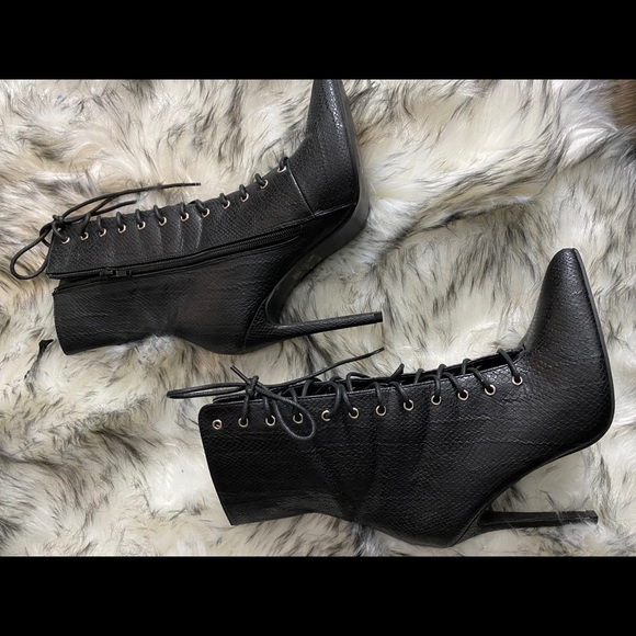 Super cute heel booties!! Faux leather snake print - Picture 2 of 3